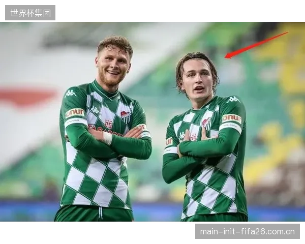 土耳其队反击效率极高,伊尔马兹等前锋的回撤接应和快速前插是关键环节。 土耳其队反击效率极高,伊尔马兹等前锋的回撤接应和快速前插是关键环节。